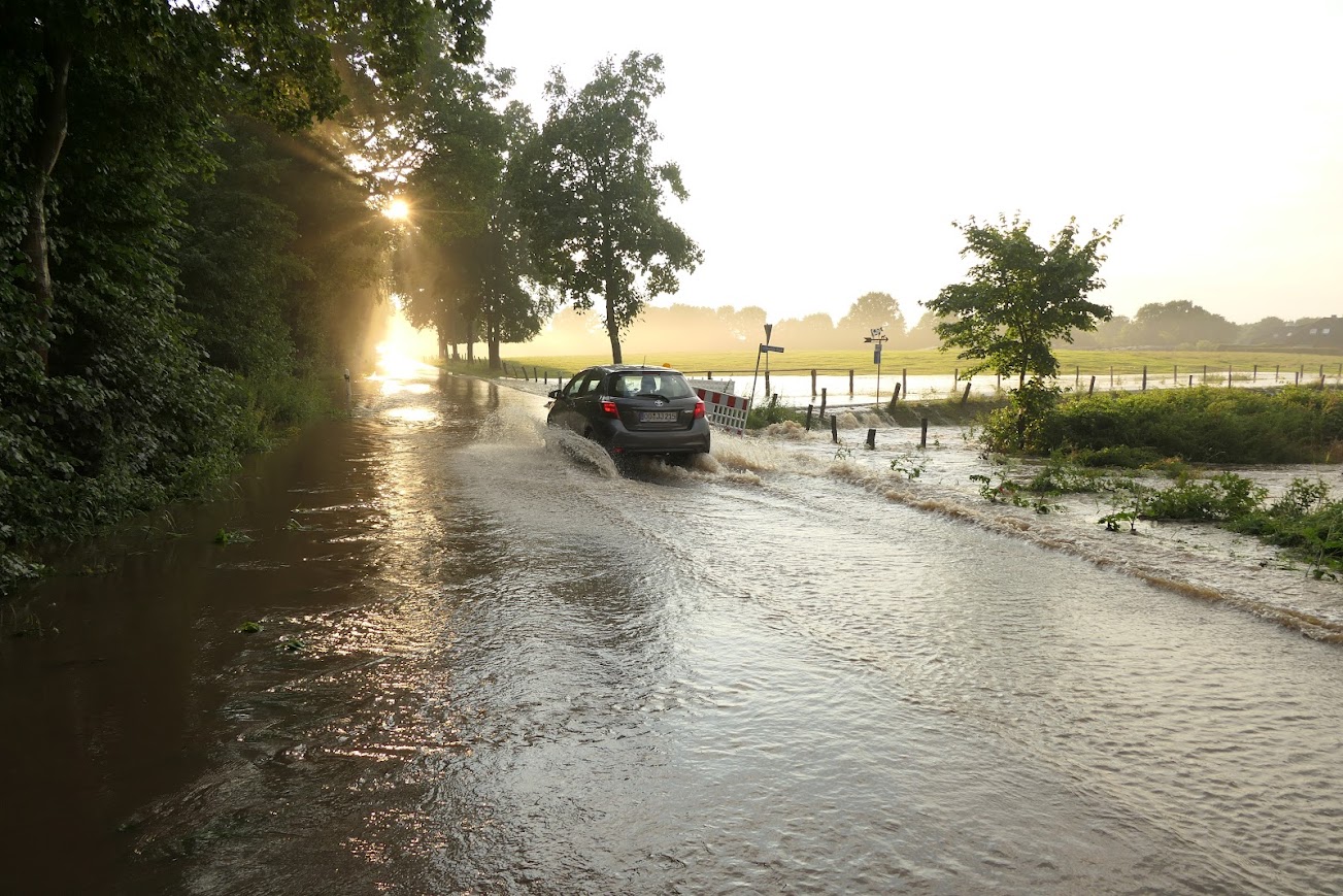 Starkregen Segeberg: Überflutete Straße