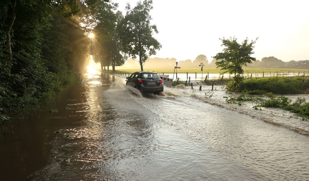 Starkregen Segeberg: Überflutete Straße
