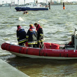 Mit mehreren Kleinbooten suchte die Feuerwehr die Elbe ab. (Symbolfoto)