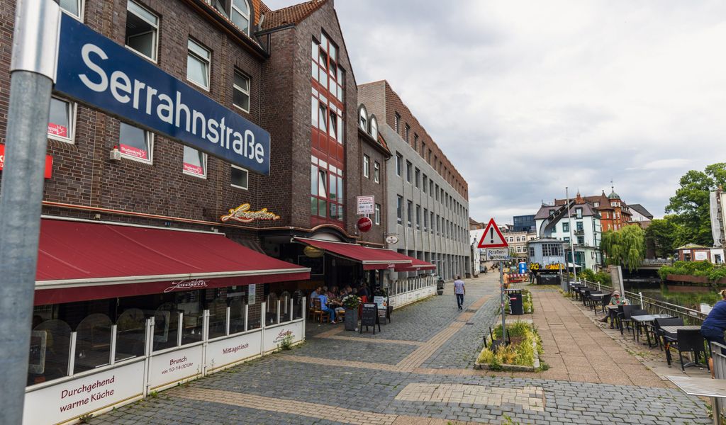 Blick in die Serrahnstraße. Hier soll Bergedorfs neue Flaniermeile entstehen. (Archivfoto)