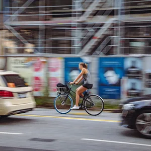 Radfahrerin auf der Pop-Up-Bikelane Beim Schlump