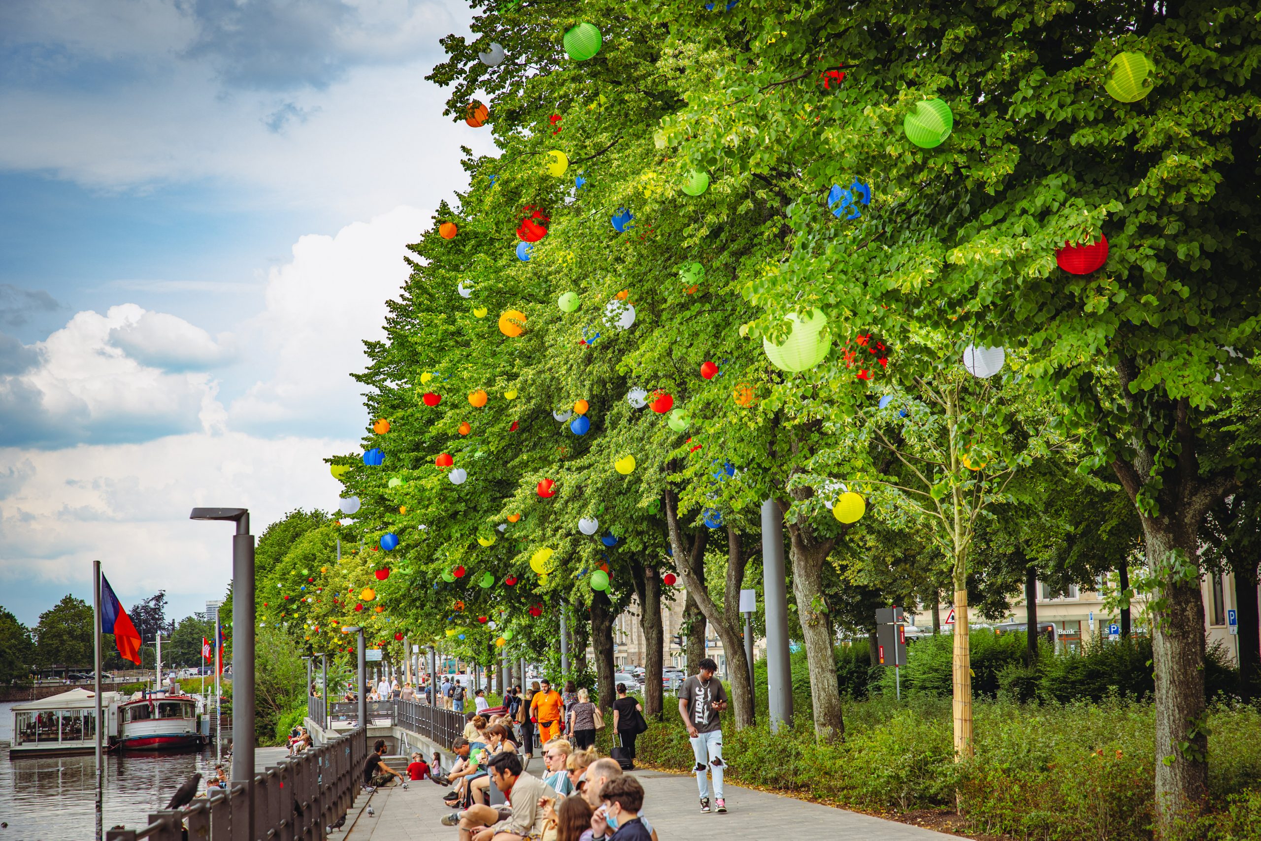 In den Bäumen am Ballindamm hängen im Rahmen der Sommergärten farbige Lampions.