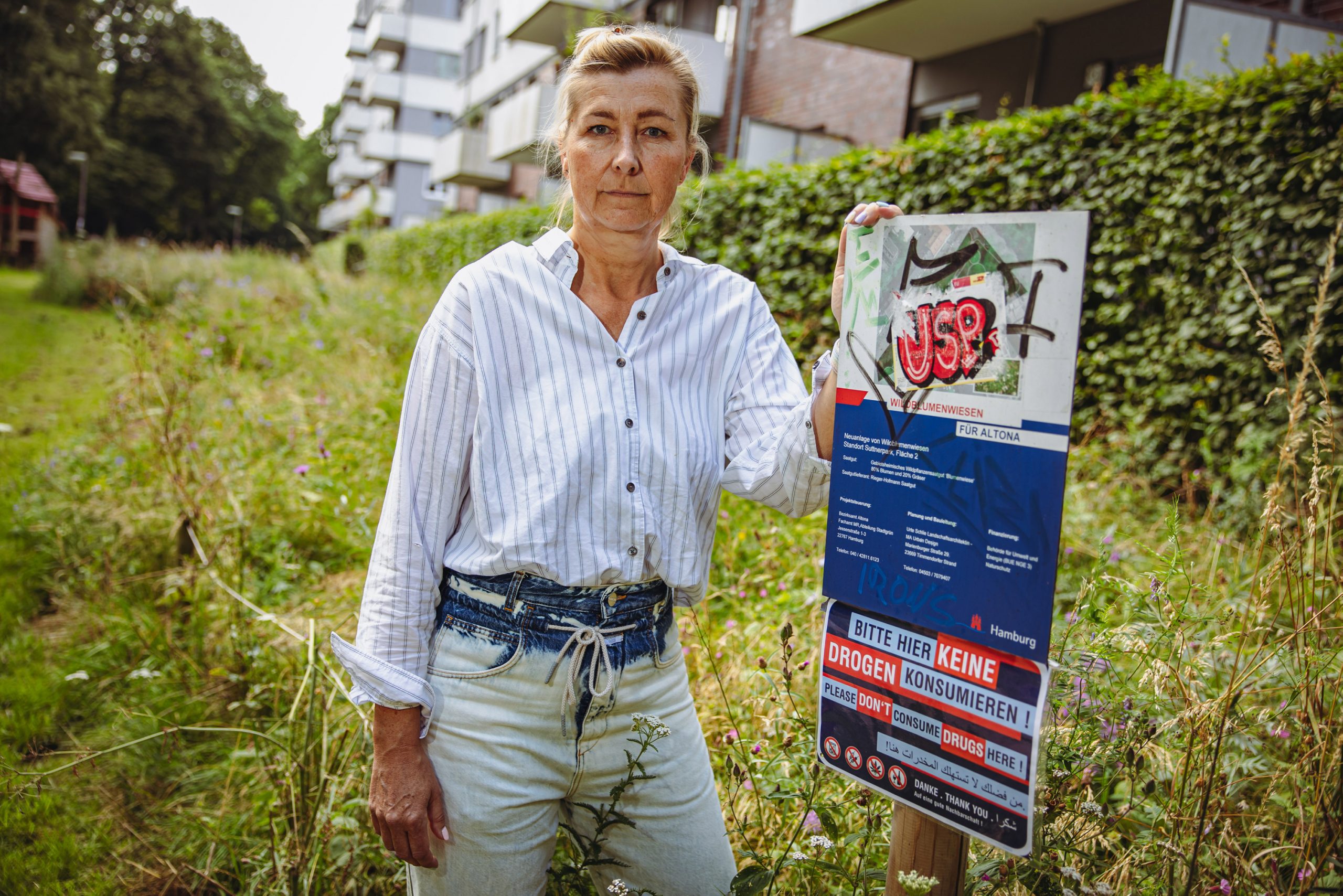 Isabel Maaß hat gemeinsam mit anderen Anwohner:innen Schilder gegen den Drogenkonsum rund um die Holstenstraße aufgestellt.