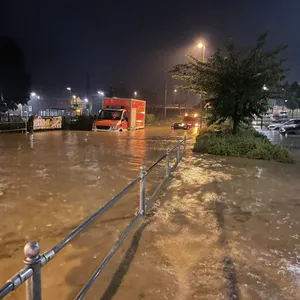 Rettungswagen im Einsatz bei der Flutkatastrophe im Westen Deutschlands (Symbolbild).