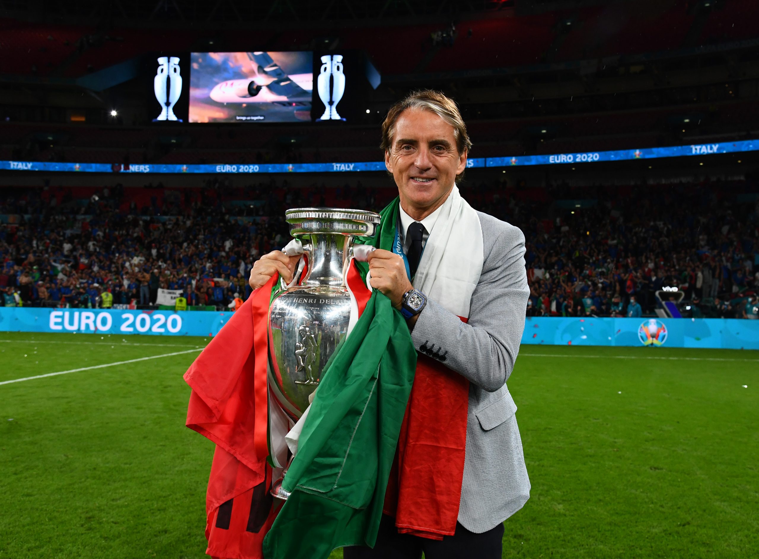 Roberto Mancini mit EM-Pokal