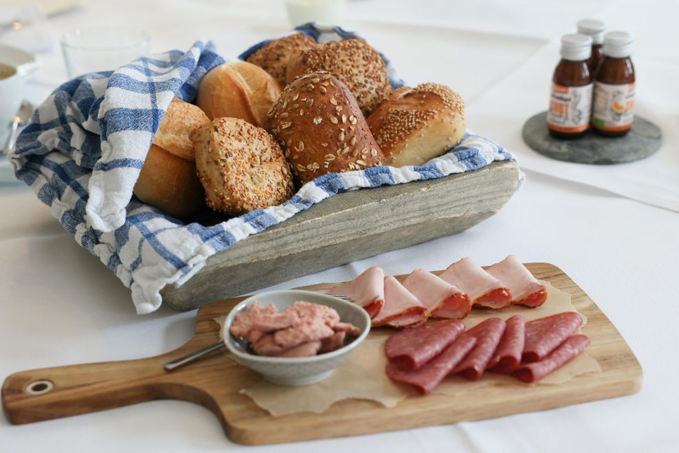 Brötchen und Wurstwaren kommen aus dem Bispinger Ortsteil Behringen.