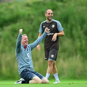 Gelöste Stimmung bei Trainer Timo Schultz und Rico Benatelli während des Trainings an der Kollaustraße