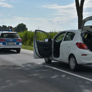 Ein Polizeiauto und ein weißer Opel Corsa auf einer Landstraße im Kreis Harburg