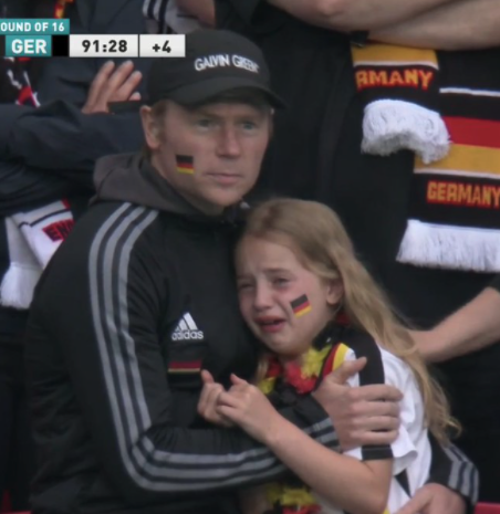 Trauriges DFB-Fan-Mädchen