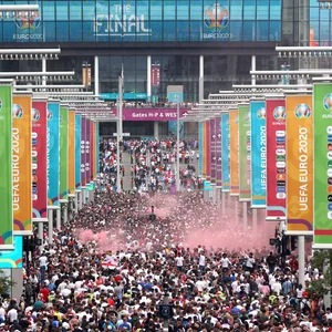 Fan-Massen strömen ins Wembley-Stadion