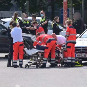 Rettungskräfte und ein Polizeiauto an der Unfallstelle am Neuen Pferdemarkt.