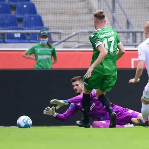 Nikola Vasilj im Testspiel gegen Hannover