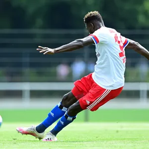 Bakery Jatta trifft per Strafstoß für den HSV.
