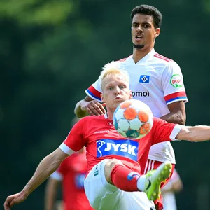HSV-Stürmer Robert Glatzel (hinten) im Test gegen Silkeborg.