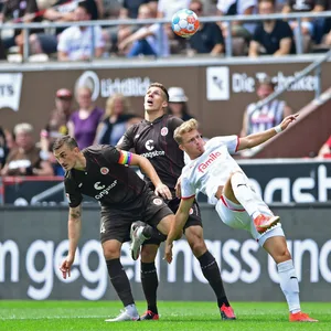 Philipp Ziereis (l.) und Jakov Medic räumten gegen Kiel ab. Ex-HSV-Stürmer Fiete Arp hatte einen schweren Stand.