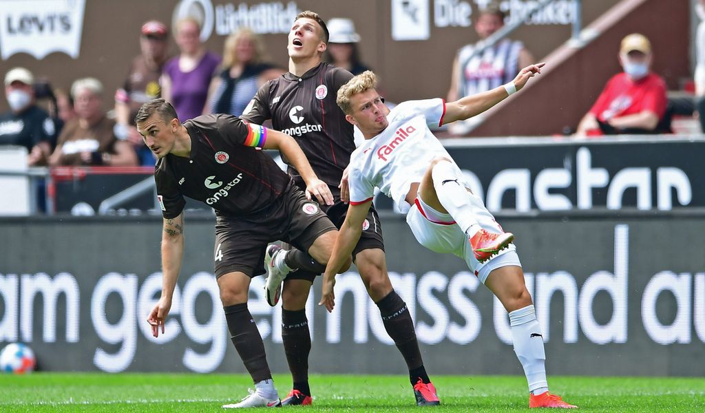 Philipp Ziereis (l.) und Jakov Medic räumten gegen Kiel ab. Ex-HSV-Stürmer Fiete Arp hatte einen schweren Stand.