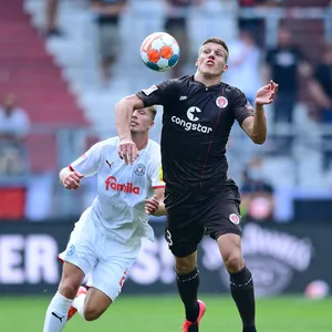 Fiete Arp (l.) bekam am Sonntag regelmäßig körperlich zu spüren, dass Jakov Medic auch für den knallharten Handballsport taugen würde.