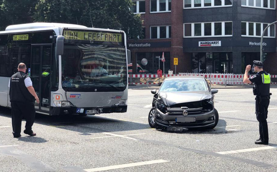 Die Unfallstelle an der Kreuzung Eiffestraße, Ecke Grevenweg: Die Insassen des VW wurden bei dem Crash verletzt.