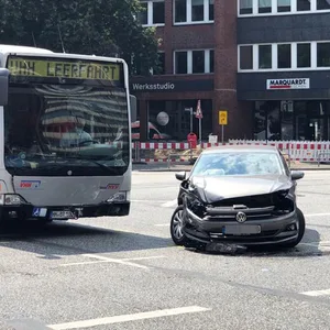 Die Unfallstelle an der Kreuzung Eiffestraße, Ecke Grevenweg: Die Insassen des VW wurden bei dem Crash verletzt.