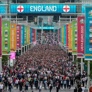 Zuschauermassen verlassen das Wembley Stadion