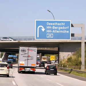 Richtungsschilder auf der A1 weisen auf die A25. Letztere wird wegen Sanierungsarbeiten bis Oktober einspurig.