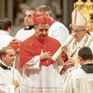 Kardinal Becciu (M.) muss sich bald vor dem Gericht im Vatikan verantworten.