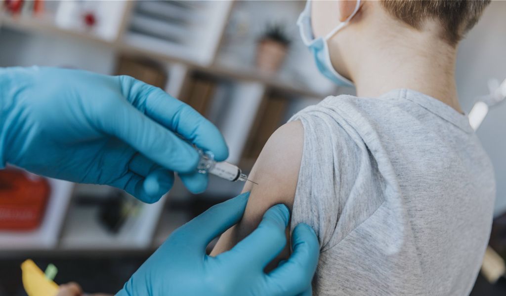 Ein Kind wird vom Arzt geimpft (Symbolbild).