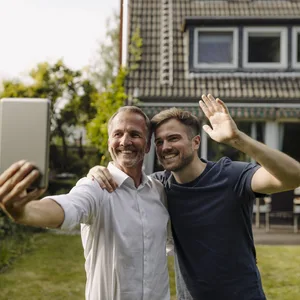 Vater und Sohn vor Immobilie