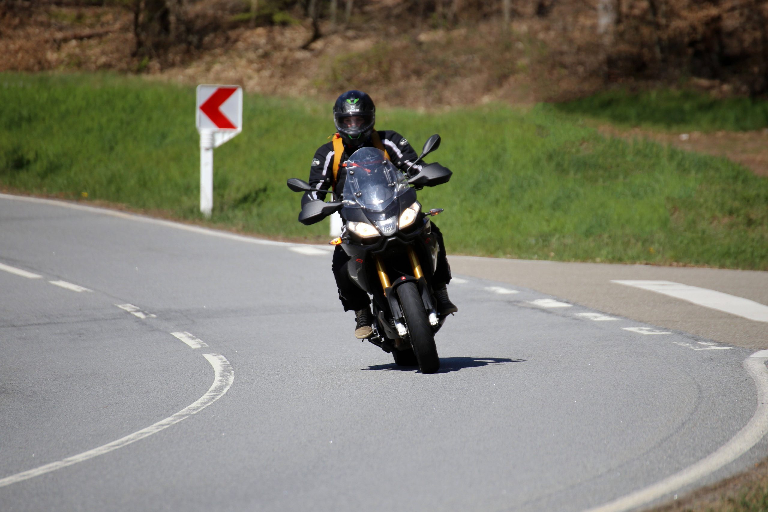 Der Reifen eines Motorradfahrers ist bei Altentreptow auf einmal geplatzt. (Symbolbild)