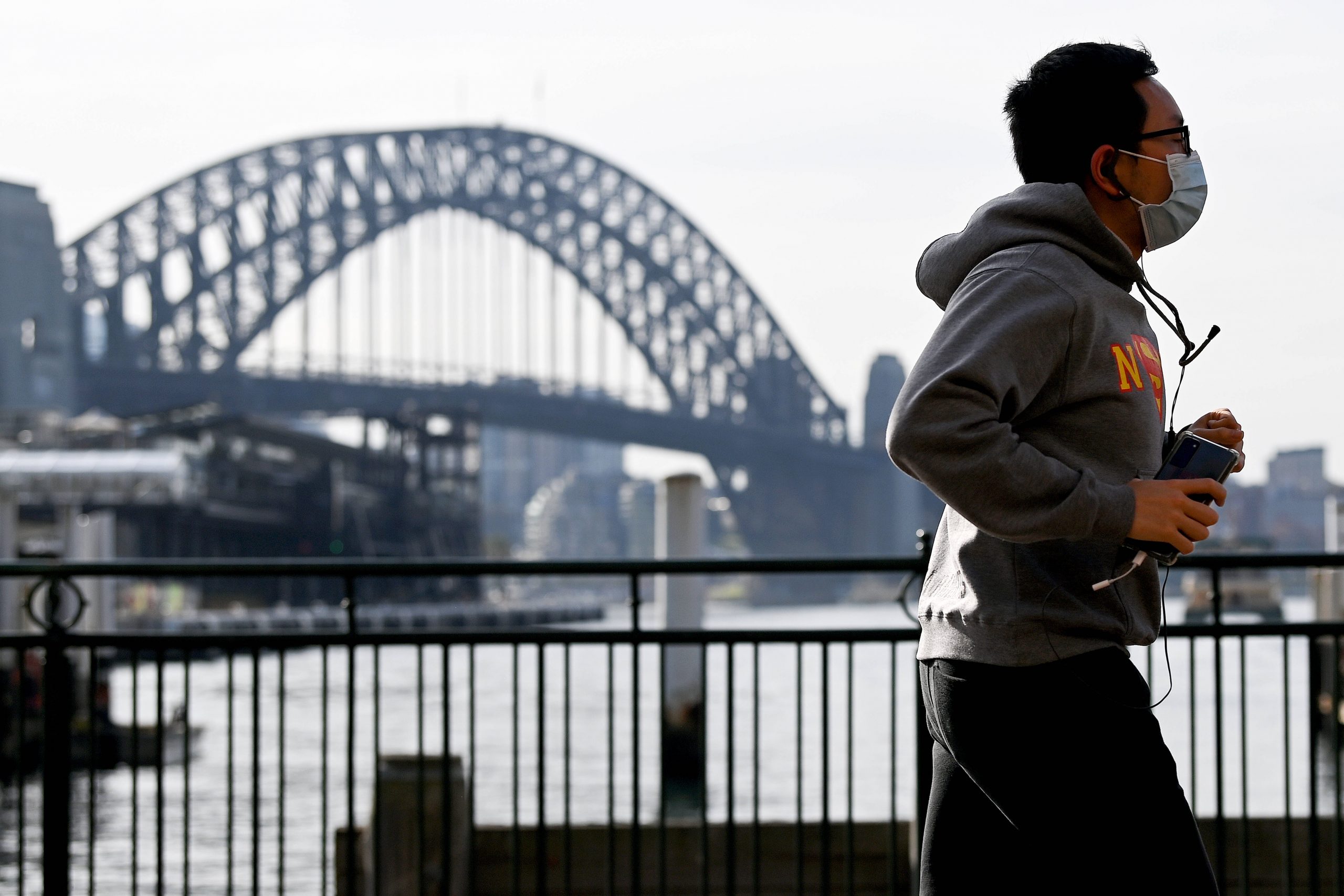Ein Mann joggt mit Maske durch Sydney.