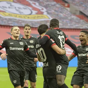 Leverkusen jubelt beim Tor von Demirbay