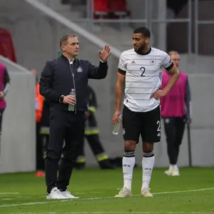 HSV-Profi Josha Vagnoman (r.) hat es in das Olympia-Aufgebot von Stefan Kuntz geschafft.