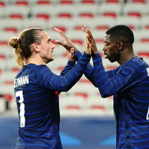 Die beiden Franzosen Antoine Griezmann und Ousmane Dembélé haben offenbar ein Problem mit Asiaten