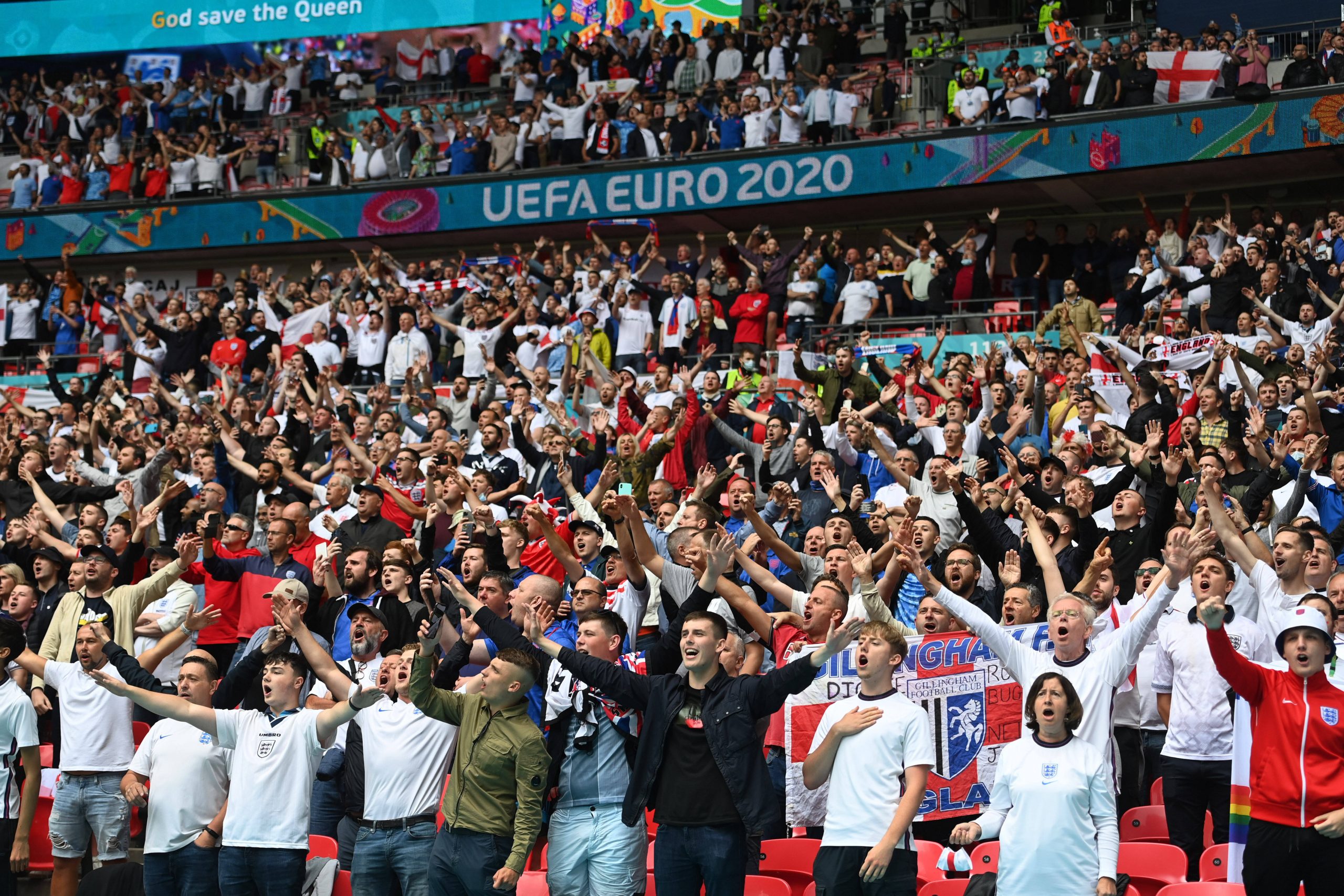 Freie Fahrt für die Aerosole: Englische Fans beim Achtelfinal-Sieg gegen Deutschland im Wembley-Stadion