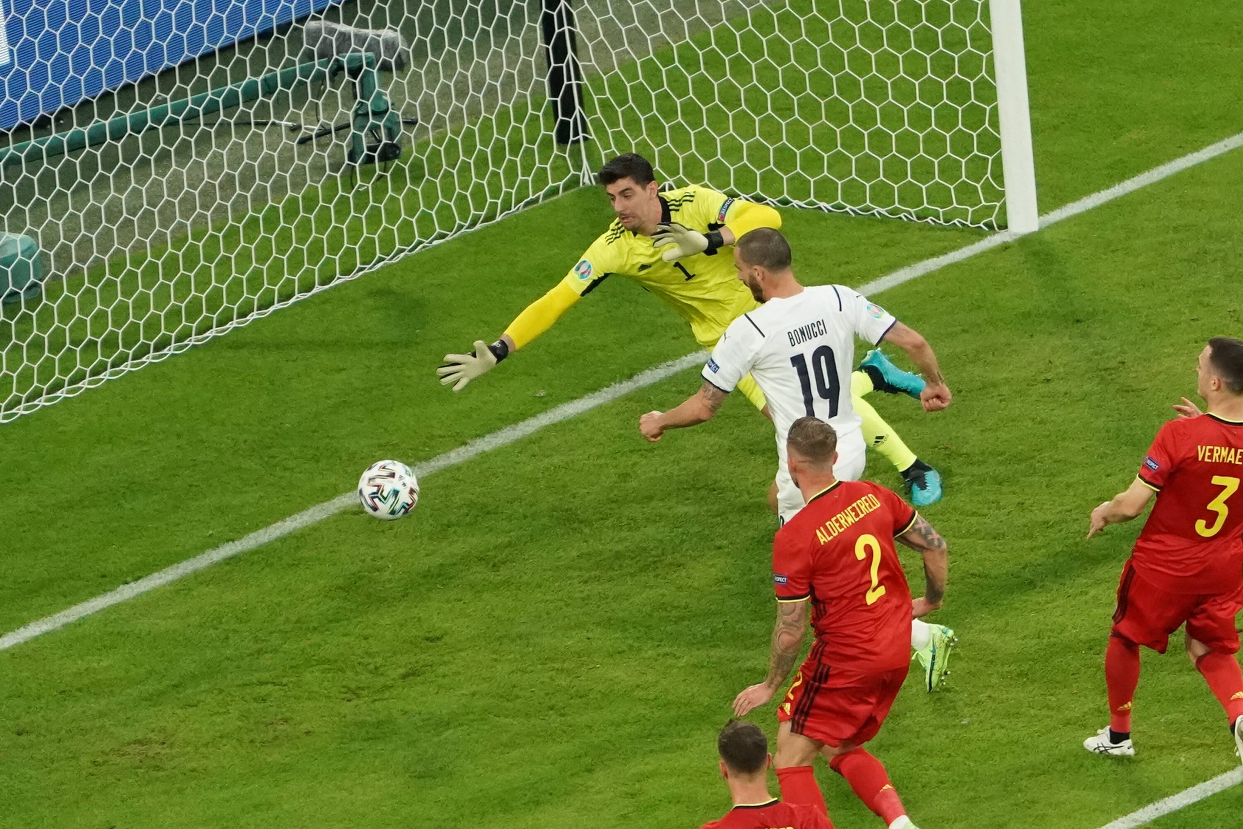 Italien setzte im Viertelfinale auf weiße Trikots – und gewann gegen rot gekleidete Belgier.