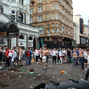 Die vornehmlich britischen Fans hinterließen vor dem Finale viel Müll auf den Straßen Londons.