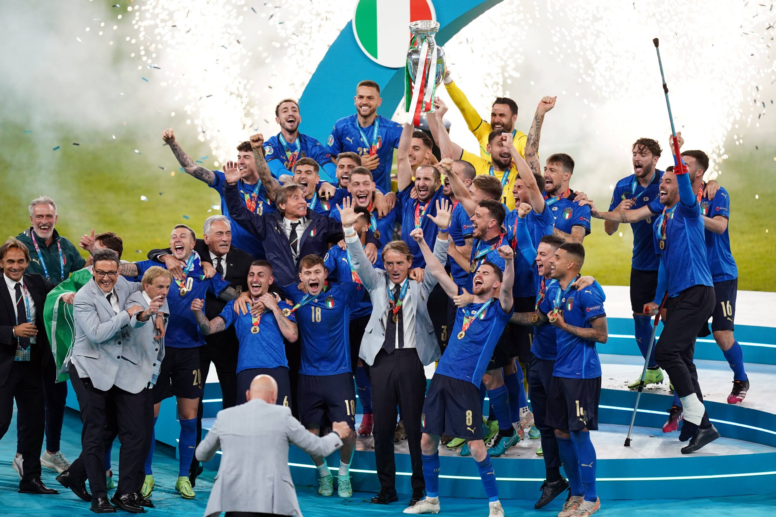 Italien bejubelt den großen EM-Triumph auf dem Siegerpodest in Wembley.