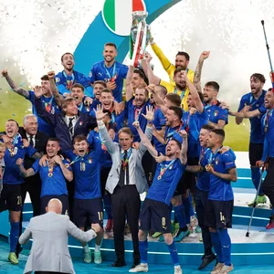 Italien bejubelt den großen EM-Triumph auf dem Siegerpodest in Wembley.