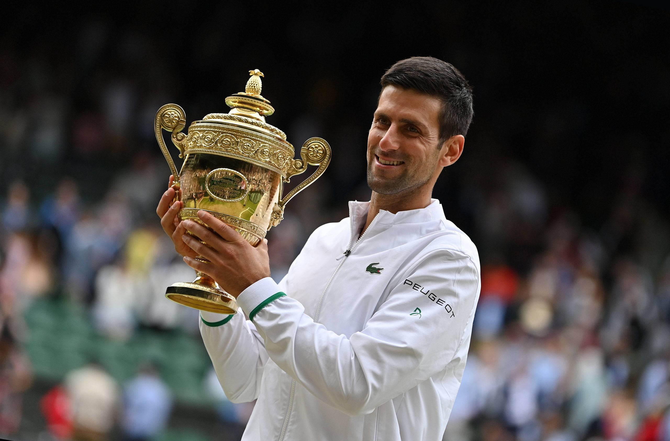 Novak Djokovic hält Wimbledon-Trophäe