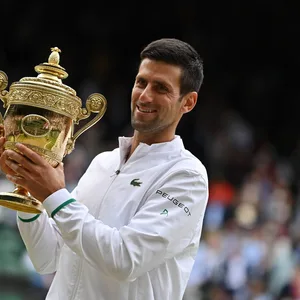 Novak Djokovic hält Wimbledon-Trophäe
