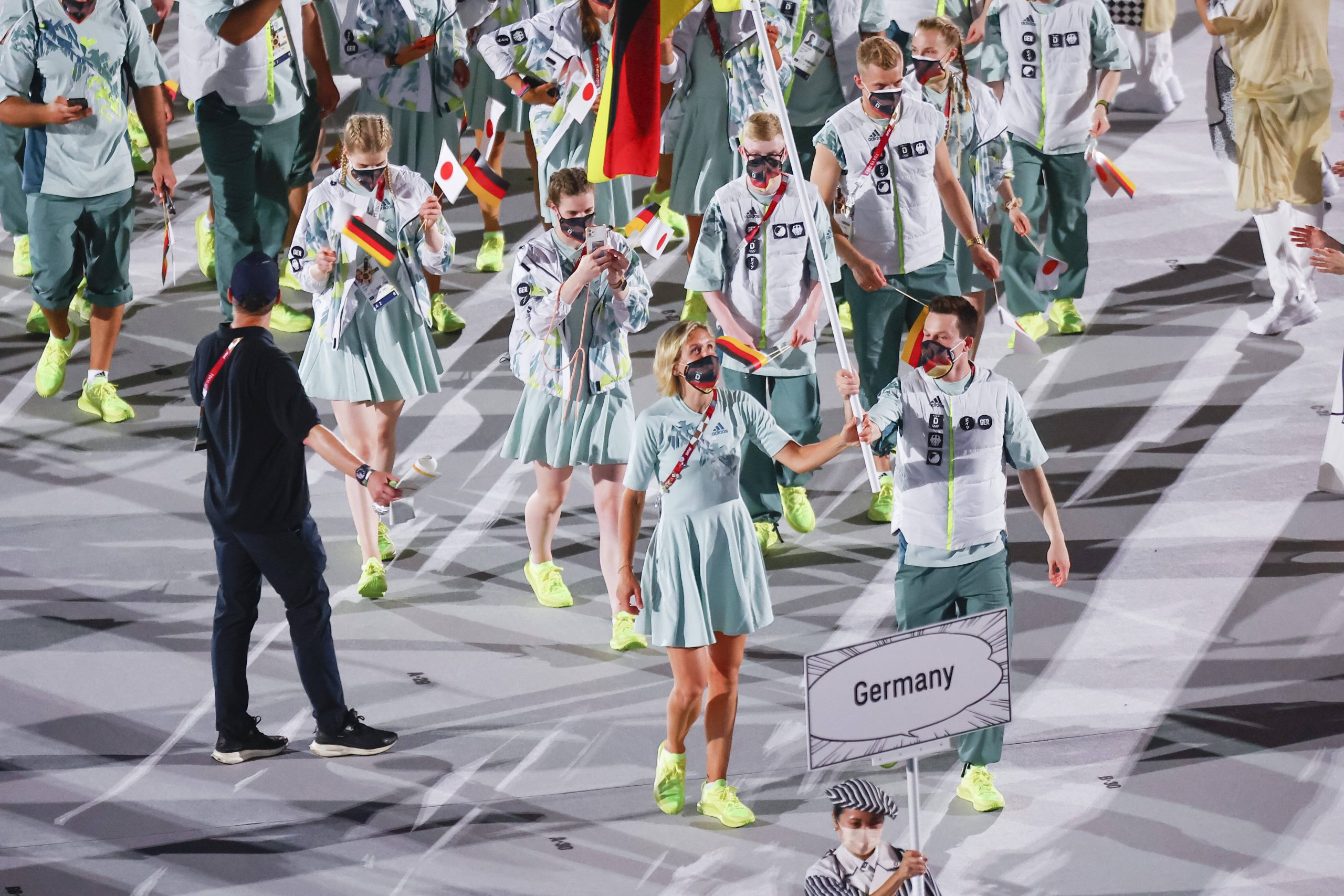 Laura Ludwig (l.) und Patrick Hausding führten das deutsche Olympia-Team in mintgrünem Outfit an.