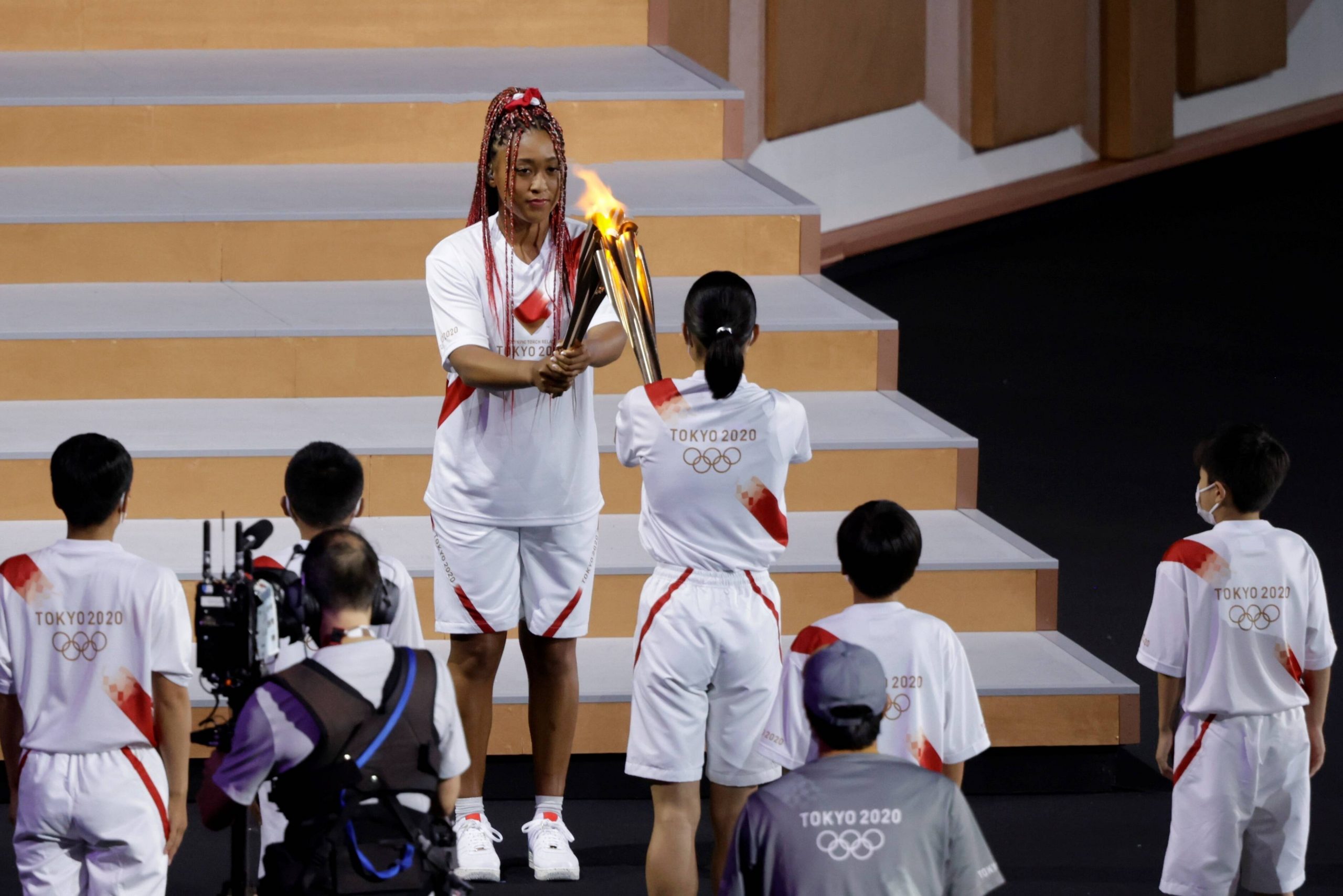 Naomi Osaka trat bei der Eröffnungsfeier als letzte Fackelträgerin auf und entzündete das olympische Feuer.