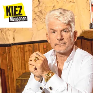Heinz Strunk sitzt im Goldenen Handschuh