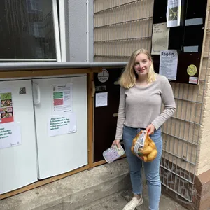 Ricarda Kupzok (26) ernährt sich fast ausschließlich von Lebensmitteln aus dem Mitnehmkühlschrank.
