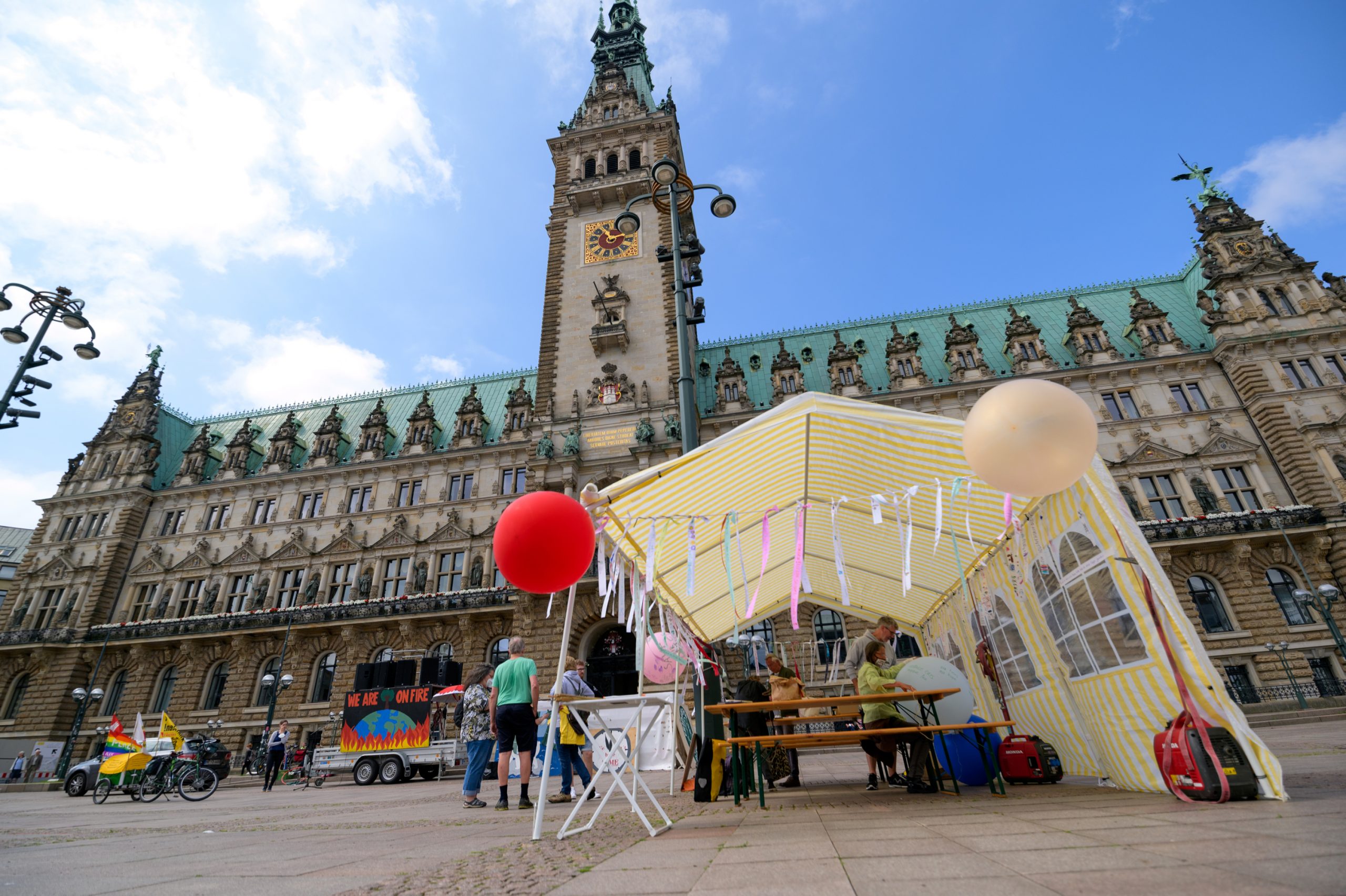 „Klimabänder“ vor dem Hamburger Rathaus