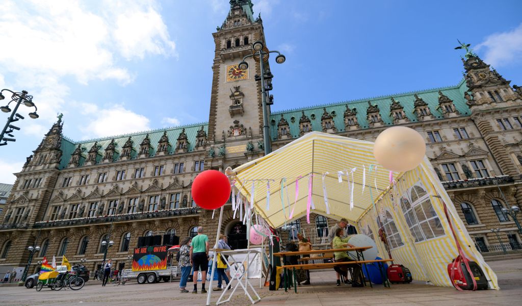 „Klimabänder“ vor dem Hamburger Rathaus
