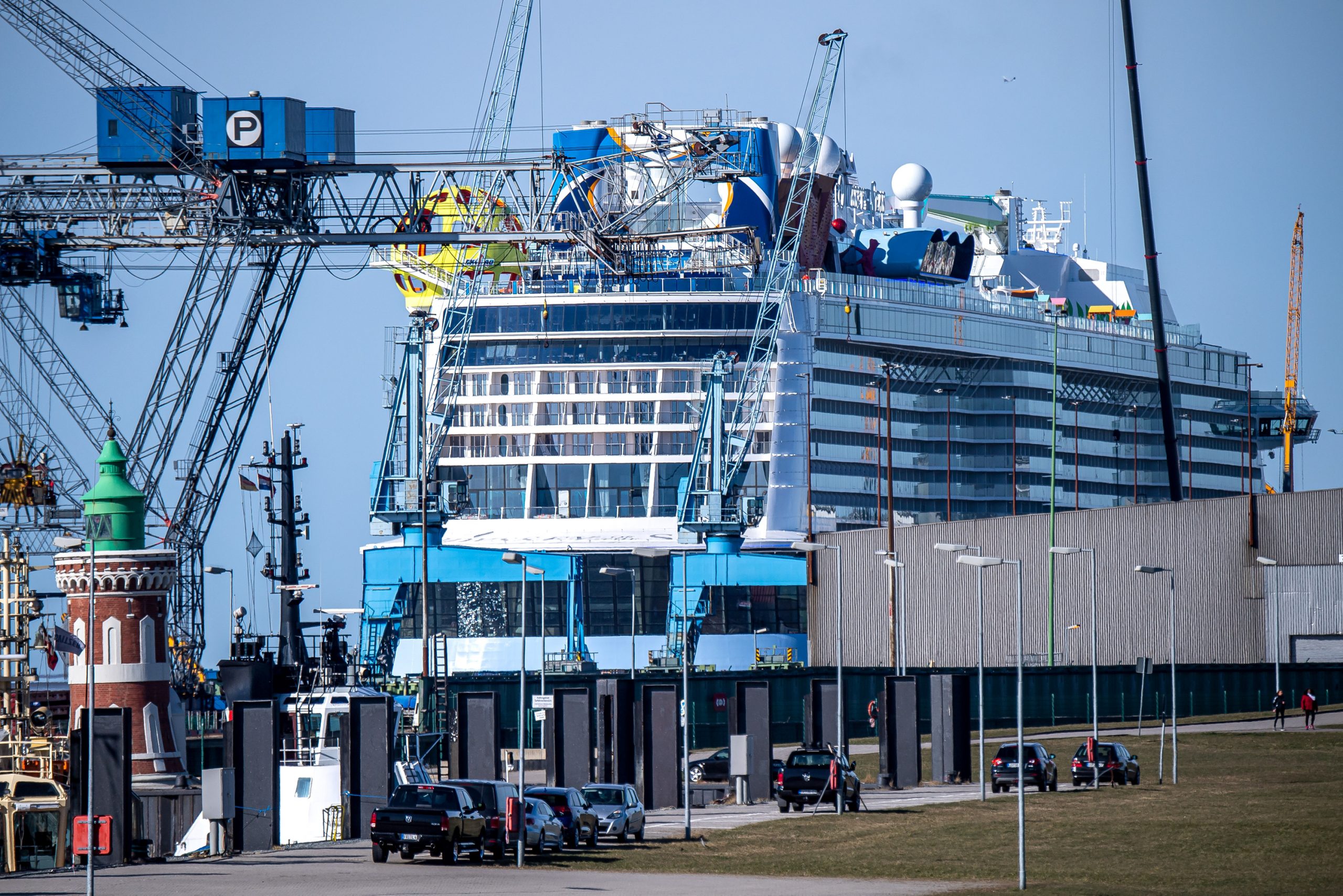 Kreuzfahrtschiff im Hafen von Bremerhaven