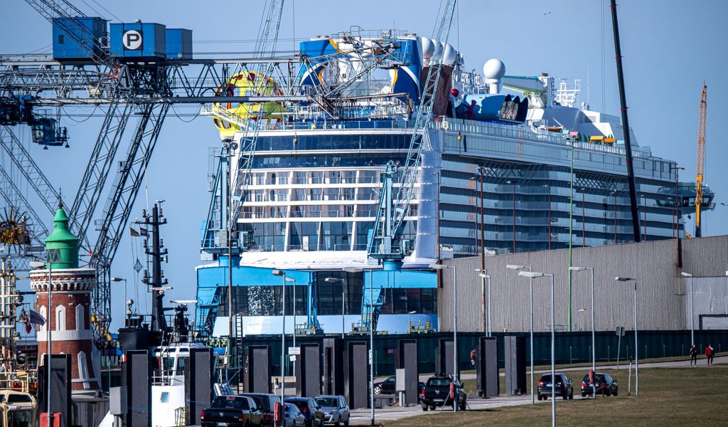 Kreuzfahrtschiff im Hafen von Bremerhaven