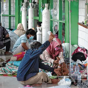 Covid-Patienten werden auf dem Flur eines indonesischen Krankenhauses versorgt.