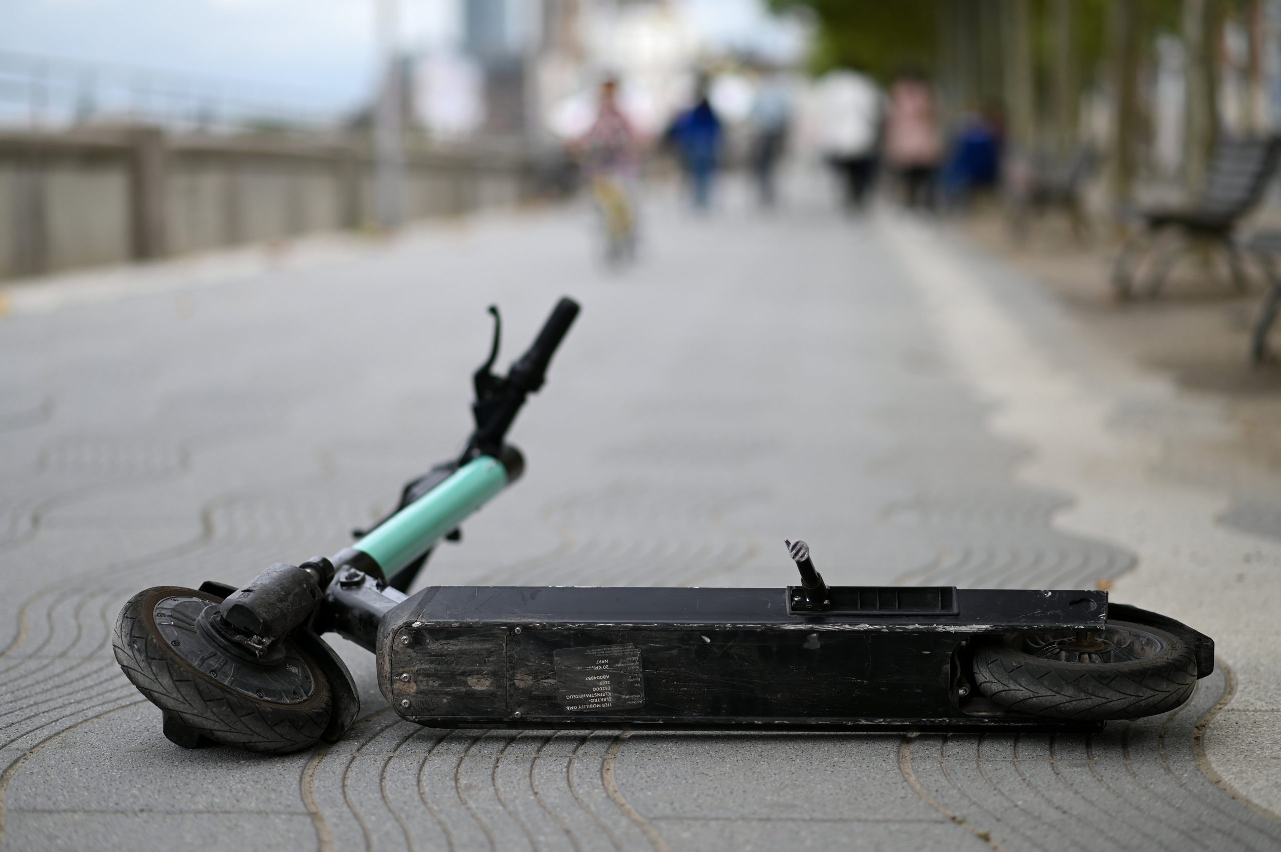 Ein umgefallener E-Scooter liegt auf einem Gehweg (Symbolbild).